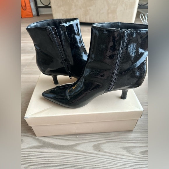 Worthington black patent kitten heel booties preowned - Picture 5 of 7